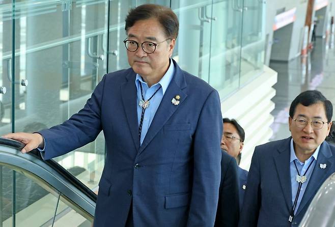 우원식 국회의장이 1일 경주 화백컨벤션센터(HICO)를 방문, 2025 APEC 주요 회의장 현장점검을 위해 에스컬레이터에 탑승하고 있다. 장성재 기자