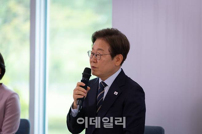 이재명 대통령이 30일 서울 용산 대통령실 파인그라스에서 열린 문화예술계 수상자 간담회에서 발언을 하고 있다.(사진=대통령실 제공)