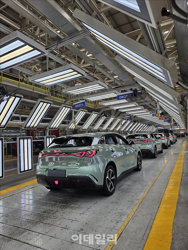 중국 산둥성 지난에 위치한 BYD 공장에서 조립을 마친 전기차들이 검수를 받고 있다. (사진=AFP)