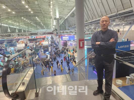 이승주 오름테라퓨틱 대표가 최근 미국 매사추세츠 보스턴에서 열린 ‘바이오USA’에서 팜이데일리와 인터뷰한 후 포즈를 취하고 있다. (사진=이데일리 김승권 기자)