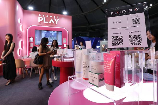 지난달 19일 서울 송파구 올림픽공원 핸드볼경기장에서 열린 2025 마이케이 페스타(MyK FESTA)를 찾은 외국인들이 전시된 화장품을 살펴보고 있다. (사진=연합뉴스)