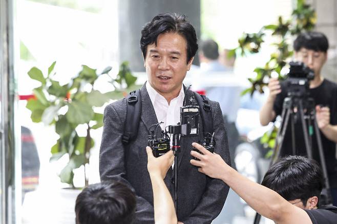 김영훈 고용노동부 장관 후보자가 24일 서울 중구 서울지방고용노동청에 마련된 인사청문회 준비 사무실로 출근하며 취재진의 질문에 답하고 있다.(사진=뉴시스)