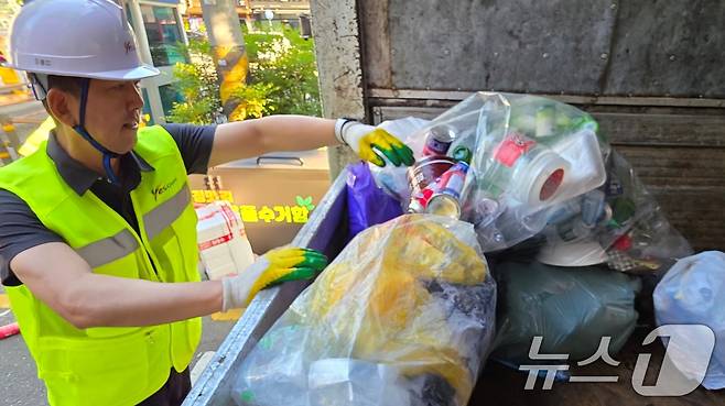 김장호 구미시장이 민선 8기 3주년을 맞은 1일 오전 송정맛길에서 환경관리원과 함께 재활용품 수거작업을 하고 있다. 2025.7.1/뉴스1 ⓒ News1 정우용 기자