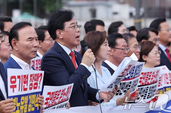 송언석 국민의힘 당대표 권한대행 겸 원내대표 등 의원들이 1일 서울 용산구 대통령실 앞에서 열린 현장 의원총회에서 김민석 국무총리 후보자 지명 철회를 촉구하고 있다. 2025.7.1/뉴스1 ⓒ News1 박지혜 기자