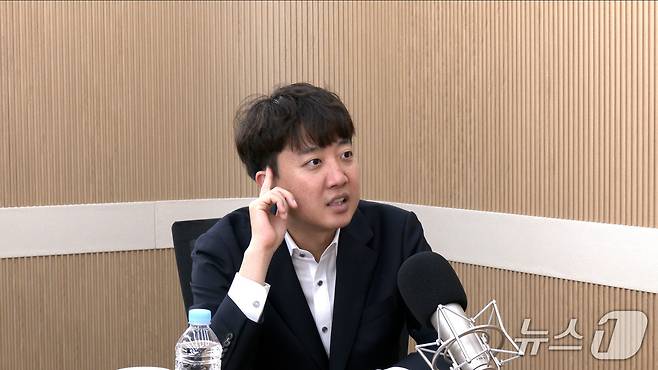 이준석 개혁신당 의원이 1일 뉴스1TV '팩트앤뷰'에 출연해 질문에 답하고 있다.