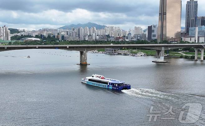 1일 시민 체험 시범 운항을 시작한 서울 한강버스가 서울 여의도 선착장을 출발해 한강을 지나가고 있다. (공동취재) 2025.7.1/뉴스1 ⓒ News1 박지혜 기자