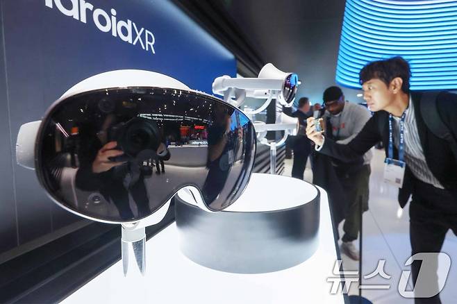 3일(현지시간) 스페인 바르셀로나 피라 그란 비아 전시장에서 열린 '모바일 월드 콩그레스(MWC) 2025'를 찾은 관람객들이 삼성전자 부스에서 '안드로이드XR 프로젝트 무한'을 살펴보고 있다. 2025.3.3/뉴스1 ⓒ News1 민경석 기자