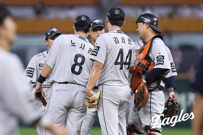 한화 선수들이 28일 인천SSG랜더스필드에서 열린 2025 KBO리그 SSG전 승리 후 하이파이브 하고 있다. 사진 | 한화 이글스