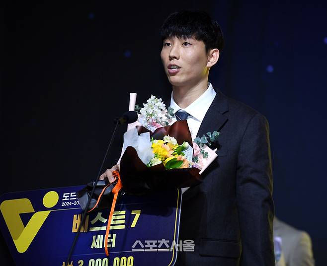 남자부 베스트7 세터 부문 수상자인 KB손해보험 황택의가 14일 서울 서대문구 스위스 그랜드 호텔에서 열린 2024~2025 V-리그 시상식에서 소감을 밝히고 있다. 2025. 4. 14. 최승섭기자 thunder@sportsseoul.com