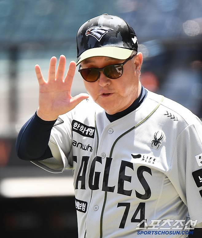 22일 대전 한화생명볼파크. 한화 김경문 감독이 훈련을 지켜보고 있다. 대전=정재근 기자 cjg@sportschosun.com/2025.6.22/