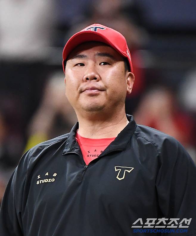 25일 서울 고척스카이돔에서 열린 KIA-키움전. 이범호 감독이 경기 승리 후 선수들을 기다리고 있다. 고척=정재근 기자 cjg@sportschosun.com/2025.6.25/