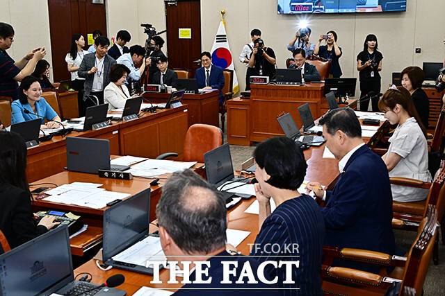 안건 상정하는 박주민 복지위원장.