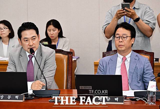 법사위 야당 간사로 선임된 장동혁 국민의힘 의원(왼쪽).