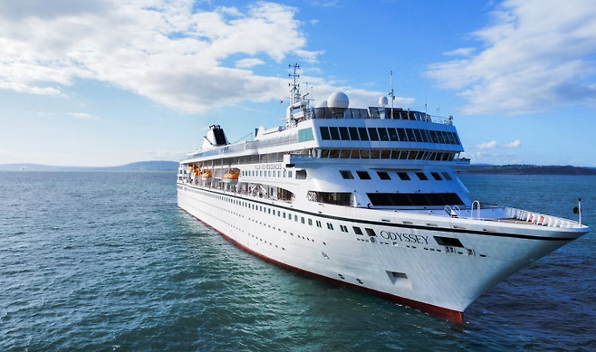 오디세이호는 30년 된 선박을 개조한 장기 항해 크루즈로, 현재 약 450개 객실을 운영 중이다. Villa Vie Residences The Odyssey