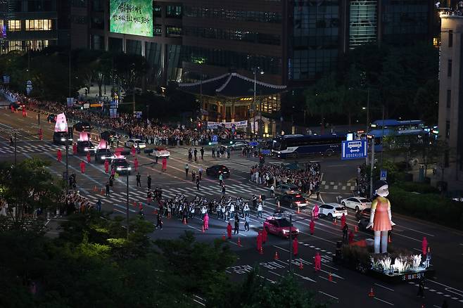 넷플릭스 시리즈 '오징어게임'의 마지막 시즌이 공개된 가운데 28일 오후 서울 광화문 광장에서 '오징어 게임 시즌3' 퍼레이드 행사가 진행되고 있다. /남강호 기자