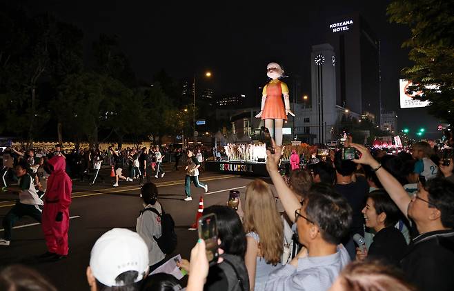 28일 오후 서울 세종대로 일대에서 '오징어 게임 시즌3' 퍼레이드 행사가 진행되고 있는 가운데 외국인 관광객들이 사진과 영상을 찍고 있다. /남강호 기자