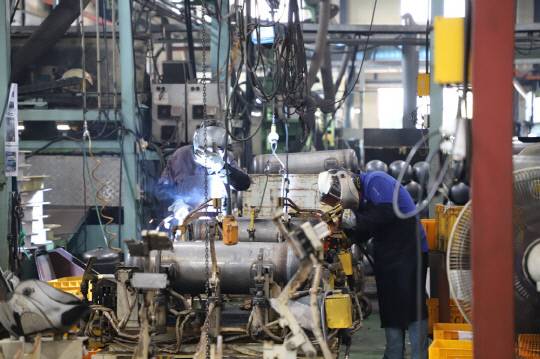 대흥정공 직원들이 LPG 용기를 용접하고 있다. 박하늘 기자