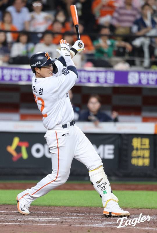 채은성이 1일 대전한화생명볼파크에서 열린 NC 다이노스와의 홈경기에서 8회말 쓰리런 홈런을 쏘아올리고 있다. 한화이글스 제공