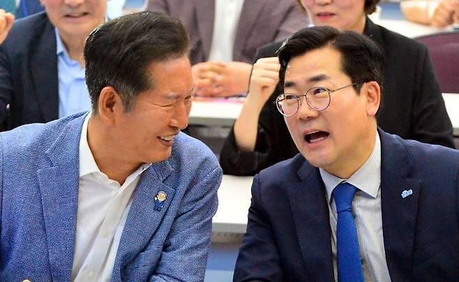 더불어민주당 당대표 예비후보인 박찬대·정청래 의원이 29일 오후 충북 청주시 오스코에서 열린 더민주전국혁신회의 2025 전국대회에서 대화를 하고 있다. ⓒ뉴시스