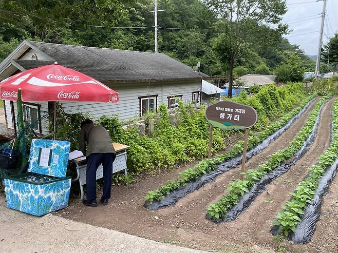 지난달 27일 경북 안동시 예안면 도촌리 지통마 마을 이재명 대통령 생가터를 찾은 방문객이 방명록을 작성하고 있다. 명민준기자 mmj86@donga.com