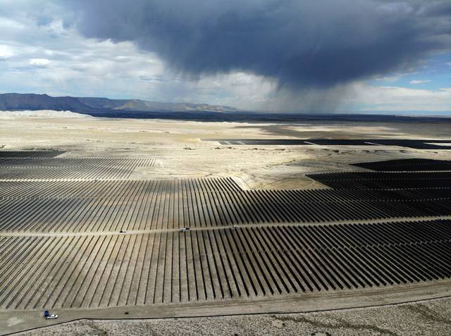 미국 유타주 에머리에 태양광 패널 설치 공사가 계속 진행되고 있는 모습. 연합뉴스.