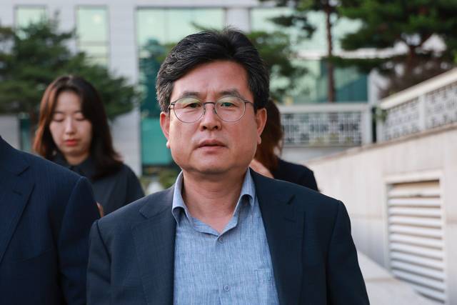 내란 특검 소환 조사를 받은 강의구 전 대통령실 부속실장이 30일 서울고검 청사를 나서고 있다. 강 전 실장은 계엄 전 몇몇 국무위원들에게 대통령실로 들어오라고 연락하고, 행정안전부에 전달할 국무회의 관련 공문에 안건명 등을 쓴 인물이다. 연합뉴스.