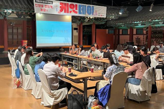농심이 지난 5월 실시한 케잇데이에서 참가자들이 국가무형유산 '칠장'을 체험하고 있다. 농심 제공