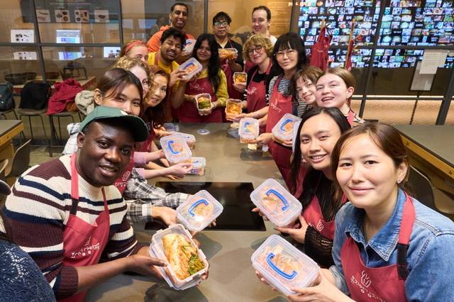 풀무원 뮤지엄김치간의 외국인 김치 체험 프로그램에 참여한 관람객들이 체험 후 기념촬영을 하고 있다. 풀무원 제공