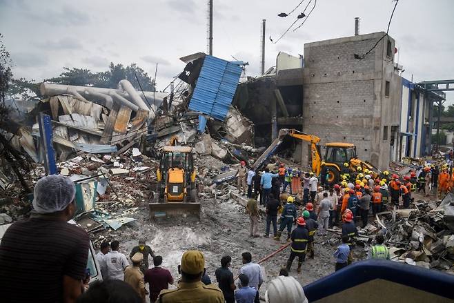 1일 인도 남부 텔랑가나 주 하이데라바드에서 발생한 제약공장 폭발 현장에서 구조대가 잔해 제거 작업과 수색 작업을 진행 중이다. 연합로이터외상