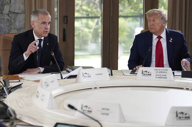 지난달 16일 캐나다 캐내내스키스에서 열린 주요7개국(G7) 정상회의에 참석한 도널드 트럼프(오르쪽) 미국 대통령과 마크 카니 캐나다 총리. AP연합뉴스