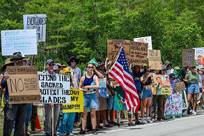 6월28일 미국 플로리다주 레버글레이즈에서 “악어 앨커트래즈” 이민자 구금시설을 반대하는 시위가 시설로 향하는 길가에서 열렸다. AFP 연합뉴스