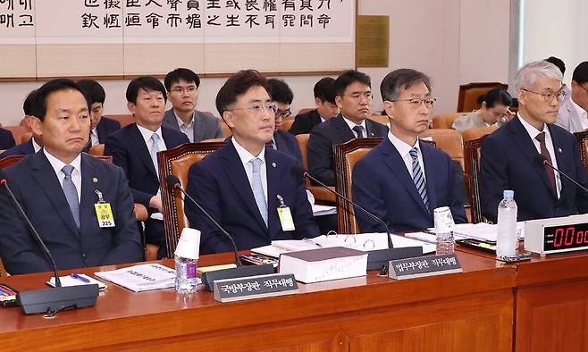 1일 국회에서 열린 법제사법위원회 전체회의에 이진수 법무부 장관 직무대행(왼쪽 두번째)이 출석해 자리에 앉아있다. 연합뉴스