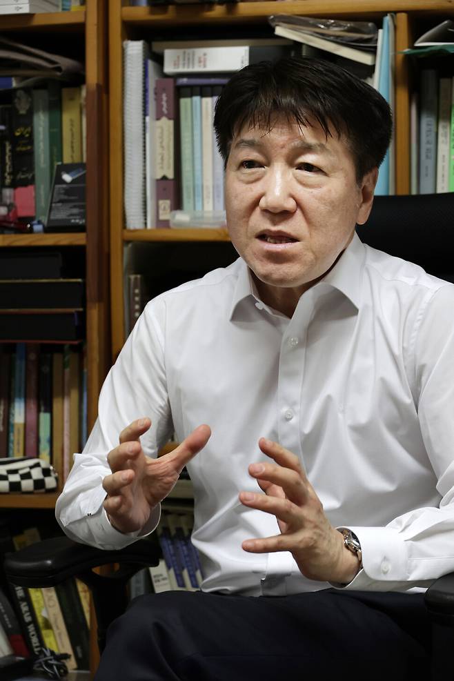 유달승 한국외대 페르시아어·이란학과 교수가 2025년 6월24일 오후 서울 이문동 한국외대 연구실에서 한겨레21과 인터뷰를 하고 있다. 김명진 기자