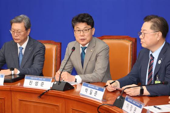 더불어민주당 진성준 정책위의장이 30일 서울 여의도 국회에서 상법 개정안 추진과 관련해 경제계 의견을 수렴하기 위해 경제6단체 부회장단과 간담회를 하고 있다. 연합뉴스