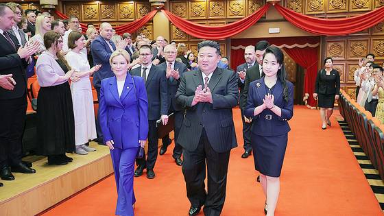 북한 노동당 기관지 노동신문은 30일 북러조약 체결 1주년을 맞아 김정은 북한 국무위원장이 전날 올가 류비모바 러시아 문화상을 졉견하고 예술 공연을 관람했다고 보도했다. 노동신문=뉴스1