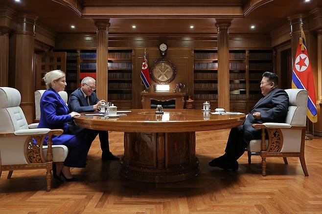 북한 노동당 기관지 노동신문은 30일 “김정은 동지께서 29일 조로(북러) 국가간 새 조약체결 1돌 즈음해 러시아 문화성 대표단을 인솔하고 우리 나라를 방문하고 있는 올가 류비모바 문화상을 당중앙위원회 본부청사에서 접견했다”고 보도했다. 노동신문=뉴스1