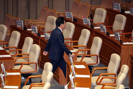 지난달 27일 국회 본회의장에서 송언석 국민의힘 원내대표가 법사위원장 등을 선출하기로 한 의사일정 강행에 대해 우원식 국회의장에게 항의하다 퇴장하고 있다. 연합뉴스