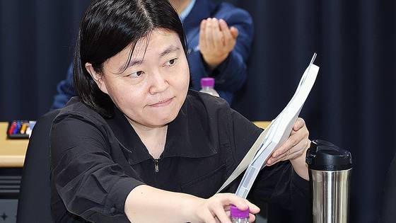 국정기획위원회 정치행정분과 전문위원을 맡은 임은정 대전지검 부장검사가 지난달 20일 서울 종로구 정부서울청사 창성동 별관에서 열린 검찰청 업무보고에 참석해 있다. 연합뉴스