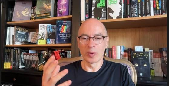 1일 온라인으로 한국 기자들과 만난 소설가 베르나르 베르베르. 8월 한국에서 음악과 함께 무대에 선다. 사진 줌화면 캡처