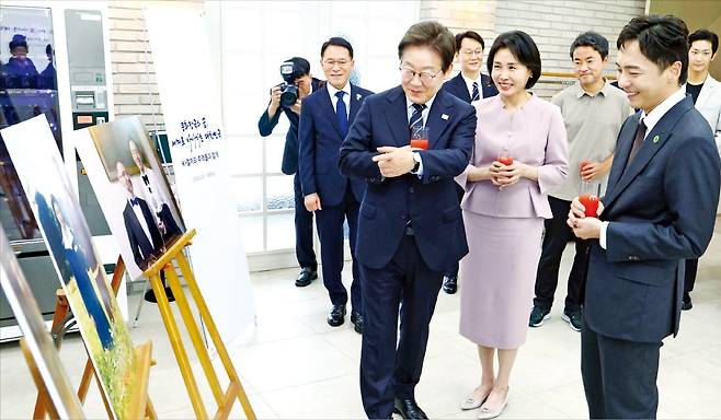 < ‘토니상’ 박천휴 작가 만난 李대통령 부부 > 이재명 대통령과 김혜경 여사가 30일 용산 대통령실 파인그라스에서 열린 문화예술계 수상자 간담회에서 토니상 6관왕을 차지한 뮤지컬 ‘어쩌면 해피엔딩’의 박천휴 작가와 환담하고 있다. 연합뉴스