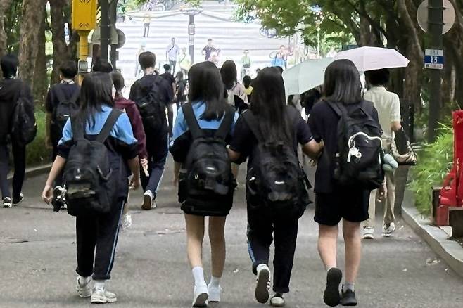 하교 중인 경기 과천시 과천여고 및 주변 학교 학생들./사진=김유진