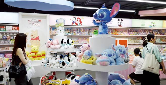 서울 동교동에 있는 미니소 홍대점에서 외국인 관광객들이 캐릭터 제품을 살펴보고 있다. 이솔 기자