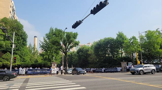 현대건설 직원들이 압구정2구역 앞에 현수막을 들고 도열해 자사를 홍보하고 있다. 사진=독자 제공