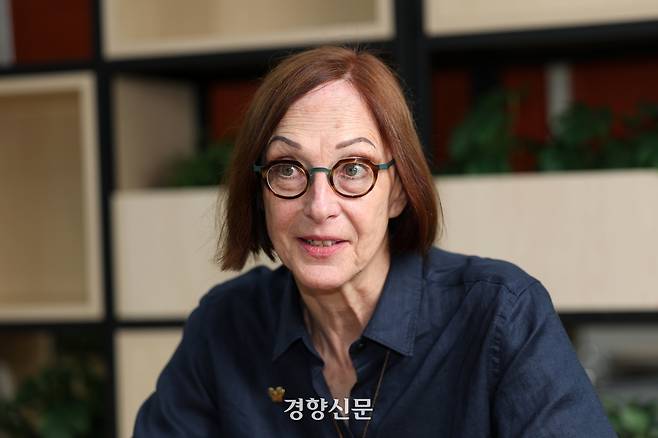 주디 퍼지 캐나다 맥매스터 대학 교수가 27일 한국 노동 문제와 관련해 경향신문과 인터뷰 하고 있다. 정지윤 선임기자