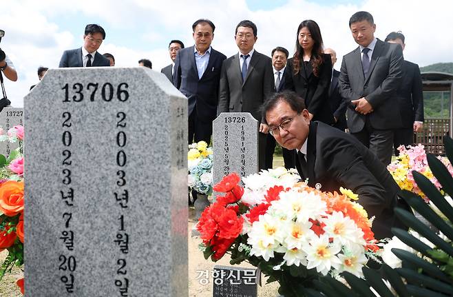 순직 해병 수사 외압 사건을 맡은 이명현 특별검사 등 특검 지휘부가 1일 대전 국립현충원 채상병 묘역을 참배하고 있다.