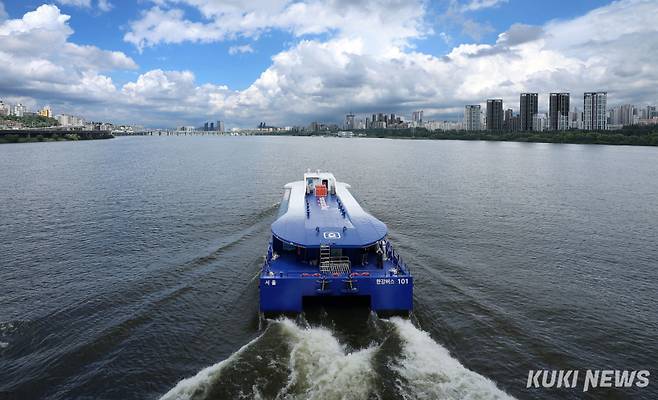 1일 시범 운항을 시작한 한강버스가 서울 한강 반포대교 인근을 지나고 있다. 한강버스는 서울시가 처음 도입하는 친환경 수상 대중교통 수단으로 마곡-망원-여의도-옥수-압구정-뚝섬-잠실 7개 선착장(마곡-여의도-잠실 급행 노선 병행 운영), 약 31.5km를 운항하며 9월 정식 운영될 예정이다.