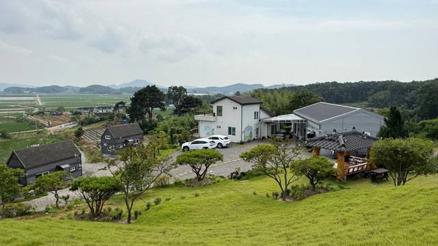 새롭게 조성 중인 숲길에서 내려다본 옹기종기 공동체 전경.