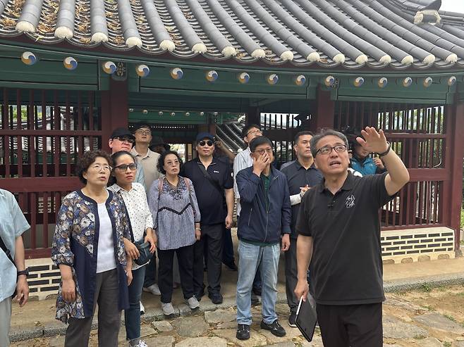 조문섭(오른쪽) 토비아선교회 목사가 설명하고 있는 모습.