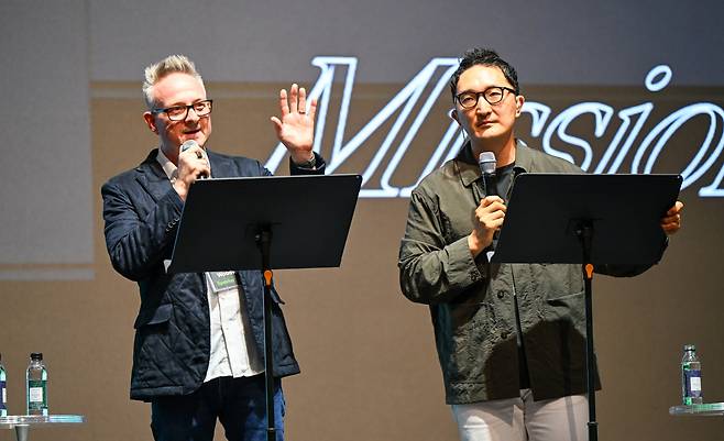 2025 프레시 콘퍼런스에서 주제 강의를 전하고 있는 JR 우드워드(왼쪽) 박사와 통역가로 나선 임재승 목사. 안양=신석현 포토그래퍼