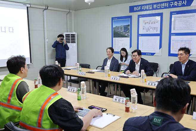 BGF리테일 부산물류센터를 찾은 박형준 부산시장이 관계자들로부터 물류 시스템 구축 계획을 설명 듣고 있다. 부산시 제공